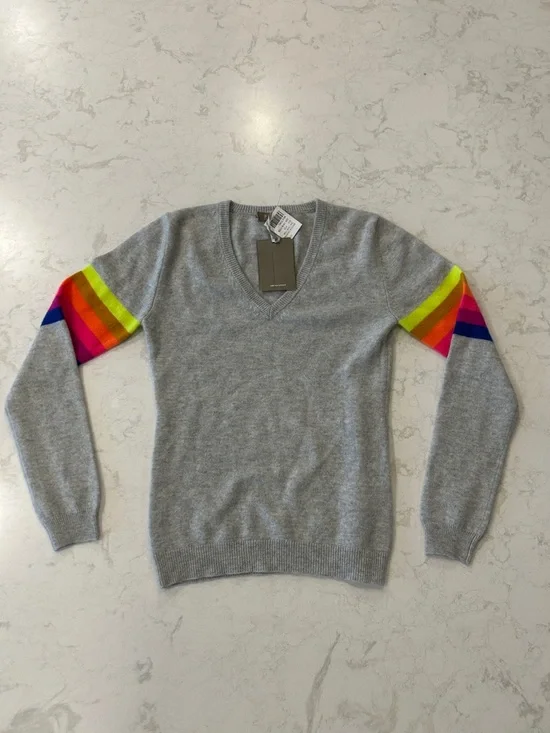 Brodie 100% Fine Cashmere Light Gray V-Neck Sweater Preppy Rainbow Sleeve Bands - Picture 5 of 10